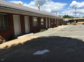 Colonial Hotel-Motel