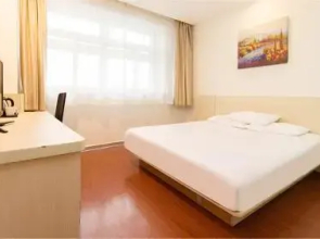 Shengshi Jinwei Hotel(盛世金威酒店(阜阳火车站店))