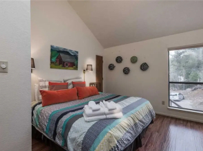 Cabin on the Creek - Three Bedroom Cabin with Hot Tub