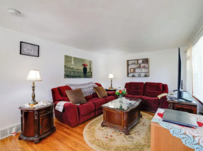 Large Private Yard: Home 14 Mi to Niagara Falls!