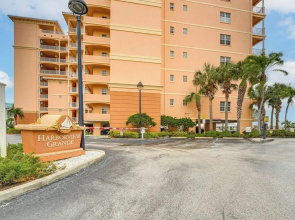 8th Floor Penthouse, Walk to Clearwater Beach