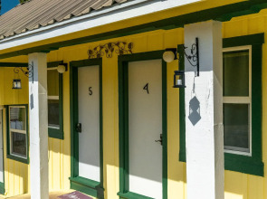 Gena's Sierra Inn & Restaurant