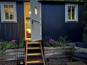 Shepherd's Hut - Sleeps 2 - Pet Friendly - Parking