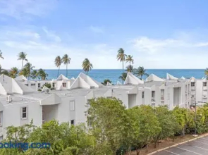 Ocean View Penthouse With Pool, Beachfront Complex 2 Bedroom Apts by Redawning