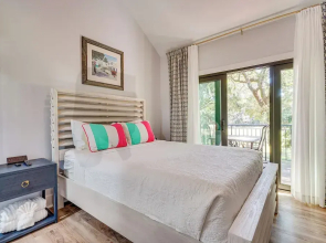 < 1 Mi To Seabrook Island Beach: Sunny Retreat!