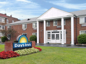 Days Inn by Wyndham Cleveland Lakewood