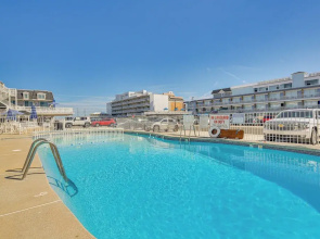 Wildwood Crest Condo w/ Pool & Beach Access!