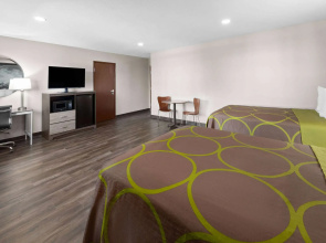 Super 8 by Wyndham Fairmont