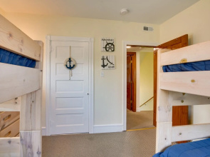 Spacious Jersey Shore Getaway: Walk to Beach!
