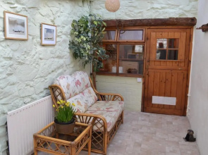 Spacious ground floor apartment. No 1A The Stables