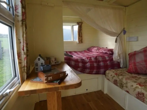 Showman's Hut @ Westcote