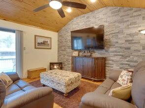 Lake Lure Village Cabin, 3 Mi to Chimney Rock!