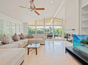 Bright Family Getaway Large Backyard Oasis Patio