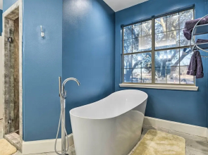 Private Pool: Spacious & Vibrant Argyle Villa!