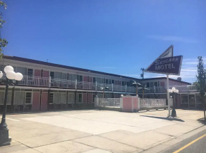 Skylark Resort Motel