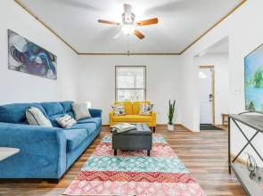 Charming Home - 2 Mi to Niagara Falls State Park!