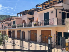 Spacious and welcoming a stone's throw from the center of Capoliveri-Apt. Sestini