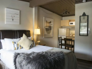 Yamnuska Suites