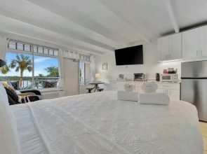 Sunset Suite Heated Pool Tennis Gym Balcony