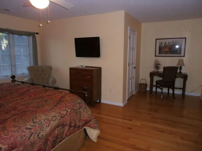 Tudor Oaks Inn