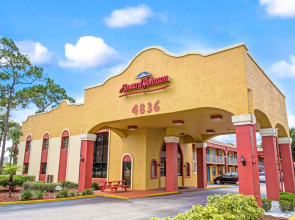 Howard Johnson Express Inn And Suites Lakes Front