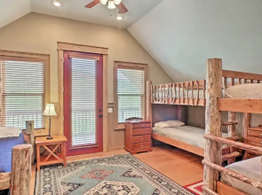 Guntersville Cabin w/ Fire Pit & Covered Porch