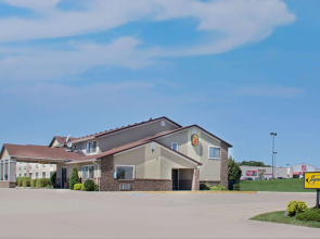 Super 8 by Wyndham Charles City