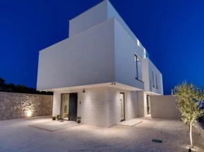 NEW! Seaview Villa Nocturno with 4 en-suite bedrooms, private 35smq infinity pool with hydromassage