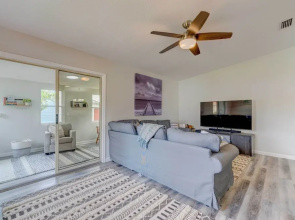 Peaceful Lady Lake Home w/ Screened-in Porch!