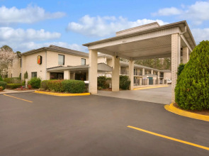 Super 8 by Wyndham Lancaster