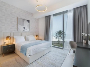 Luxurious Apartments Dubai Marina Views - Pool & Gym by Sojo Stays