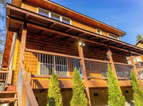 2 BR Pigeon Forge Home w/ Porch & Hot Tub