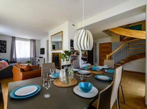 Detached House - Garden, BBQ, Terrace, 40inSmartTV ,Fireplace, Parking,