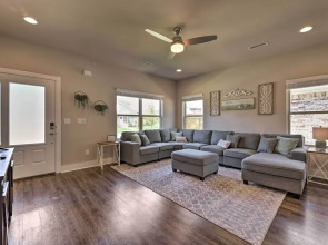 Fayetteville House: Pool Access & Gas Grill!