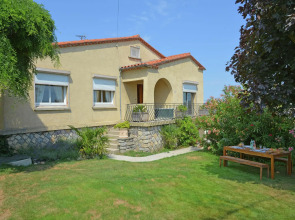 Single storey cottage with view on the Medieval city