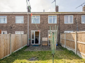 Cosy 3 Bedroom Home With Wifi, Parking & Garden