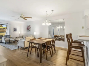 Royal Ridge Modern Condo for 4