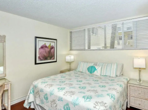 LaPlaya 104E Perfectly located near the path to the beach just steps from the pool