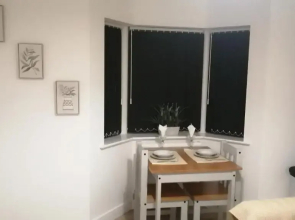 1 Bed Apartment Sleeps 2 - Parking & Wifi