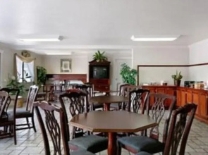 Econo Lodge Inn & Suites Central