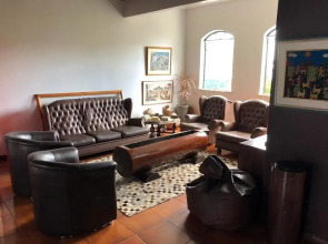 Chez Les Rois Guesthouse