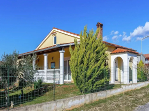 Holiday House in Liznjan With Garden & BBQ