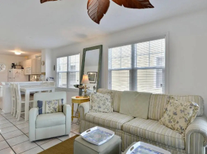 Coral Breeze by Avantstay Close to Beach w/ Balcony & Shared Pool! Month Long Stays Only