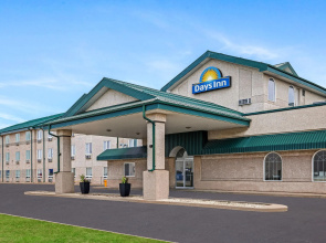Days Inn & Suites by Wyndham Winkler