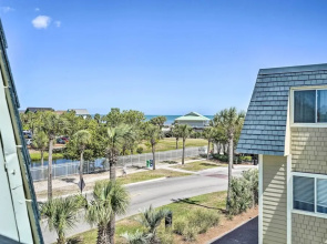 Walk to Beach! Isle of Palms Condo w/ Pool Access