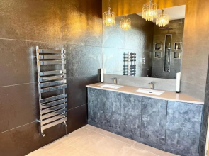 Manchester Luxury Country House Close To The City With Hot Tub & BBQ Fire Pit.