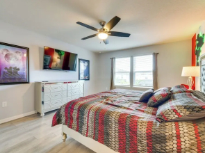 7 Mi to Disney: Davenport Family Getaway w/ Pool!