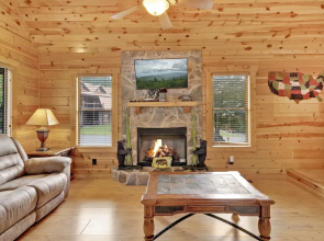 3 BDR Log Cabin in Cozy Resort w/ Private Hot Tub