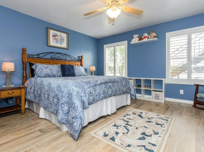 Waterfront 5 BR w/ Hot Tub Sleeps 13!