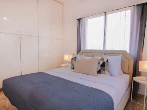 Phaedrus Living: Modern City View Flat Nafi